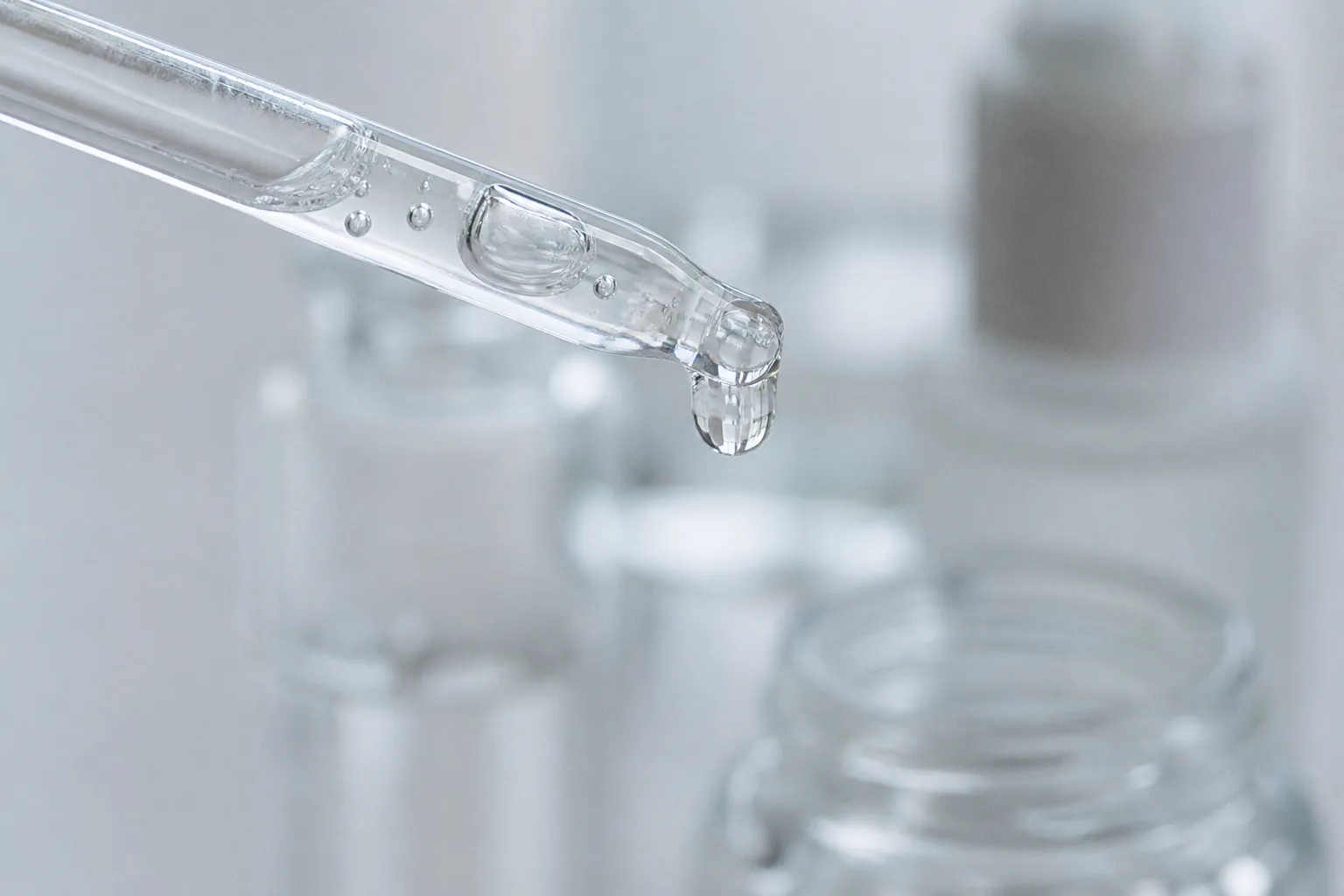 Hyaluronsäure-Seren: Die besten Produkte für jeden Hauttyp