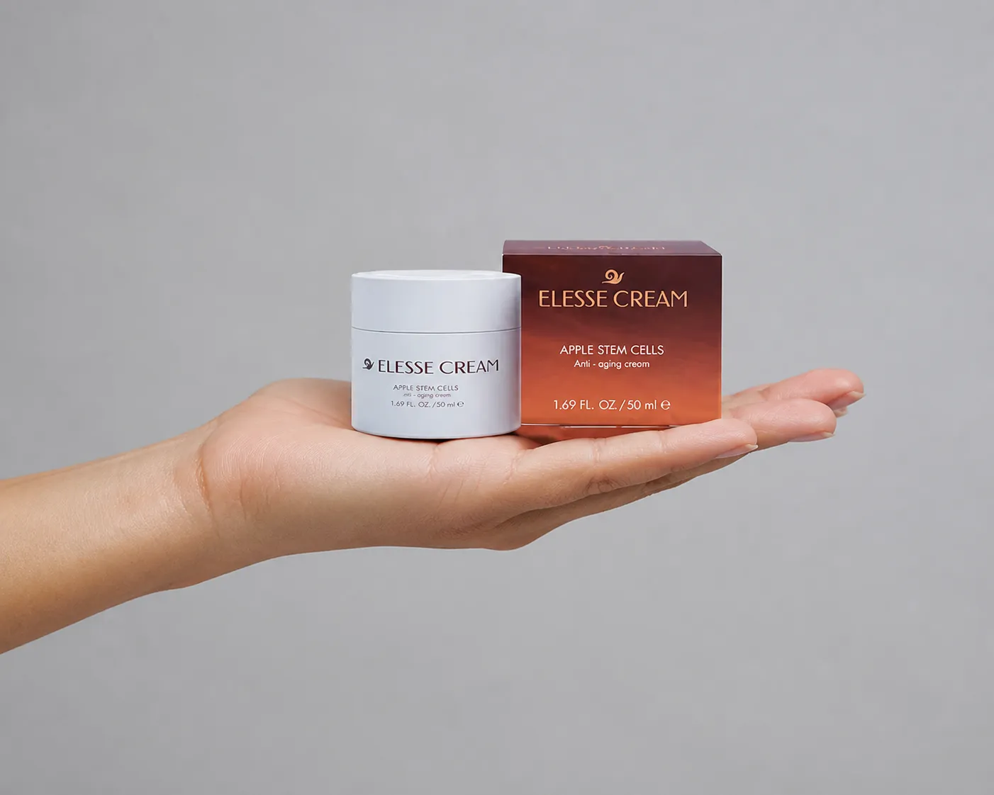 Elesse Cream — Verpackung in der Hand