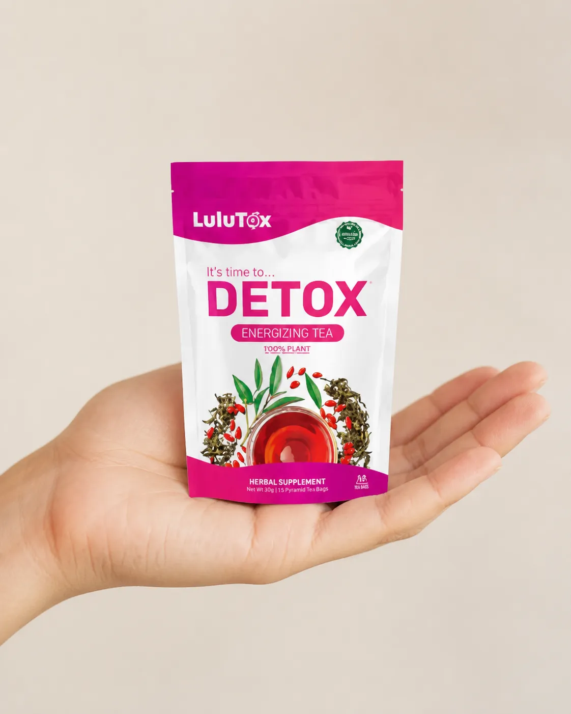 Lulutox Detox Tea — Verpackung in der Hand