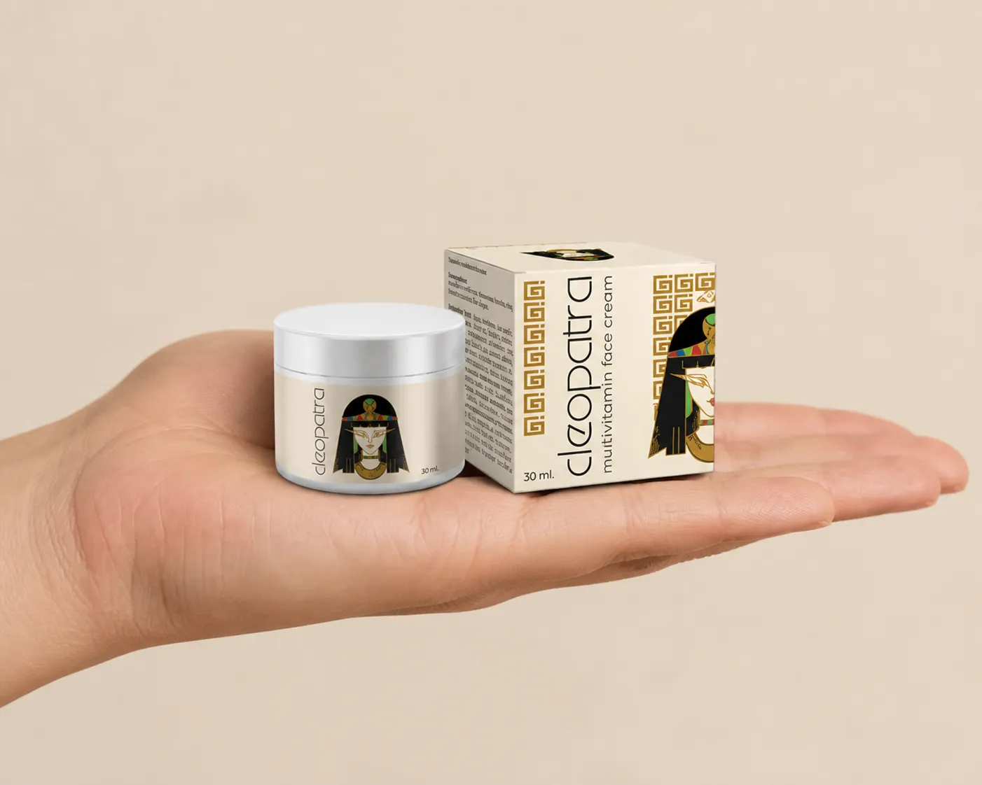 Cleopatra cream — Verpackung in der Hand