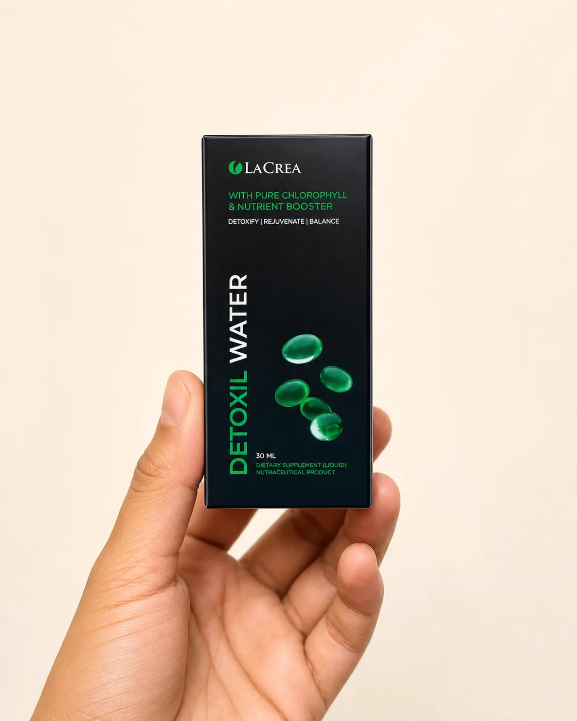 Detoxil water — Verpackung in der Hand