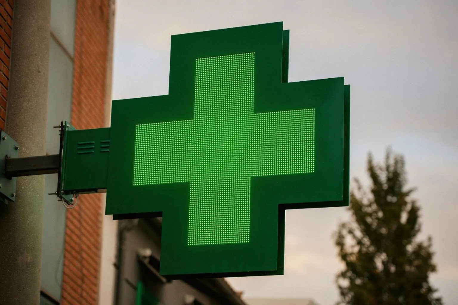 Pharmacy First: Neue Behandlungspfade für Migräne und Akne in Apotheken