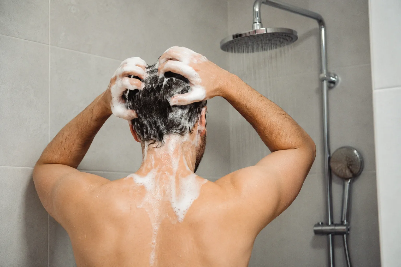 Warum Koffeinshampoo gegen Haarausfall wissenschaftlich nicht überzeugt